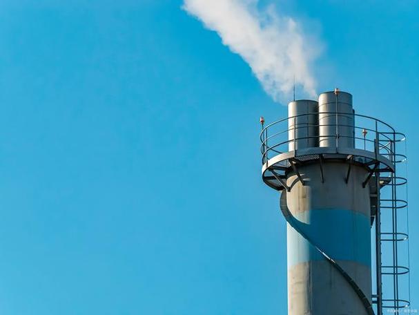工厂的烟囱排放的废气和污染物质对环境和人类健康造成很大的影响